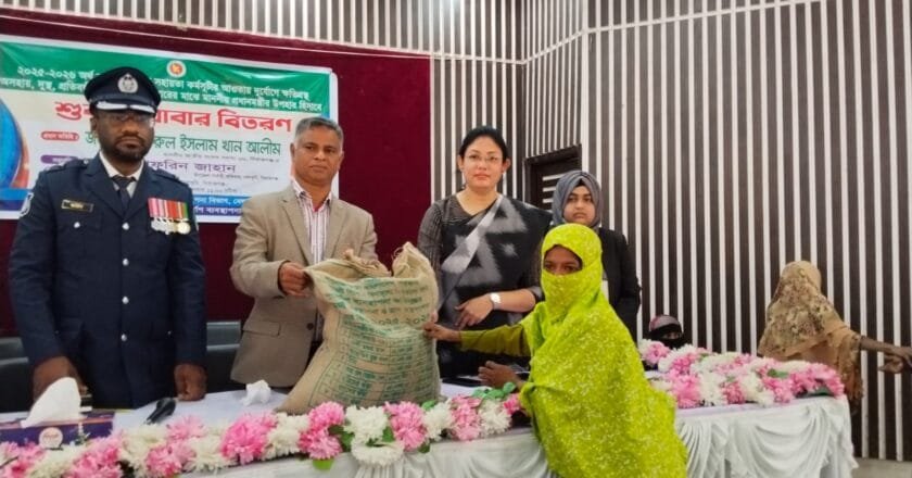 বেলকুচিতে দুর্যোগে ক্ষতিগ্রস্তদের মাঝে প্রধানমন্ত্রীর উপহার হিসেবে শুকনা খাবার বিতরণ