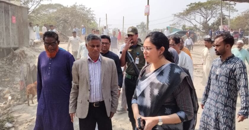 মুকুন্দগাঁতীতে যানজট নিরসনে সড়ক ও বাসস্ট্যান্ড এলাকা পরিদর্শন করলেন এমপি আলীম