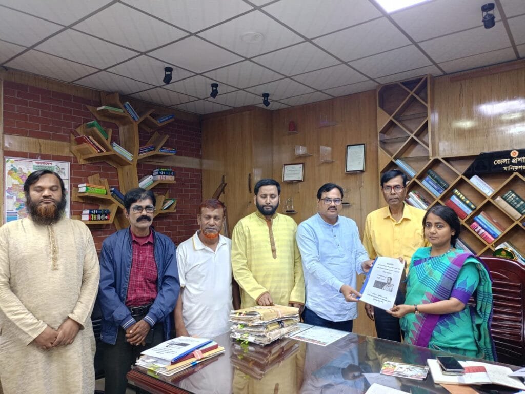 বাজার তদারকিমূলক অভিযানে বাঁধা প্রতিরোধে মানিকগঞ্জ ক্যাবের স্মারকলিপি