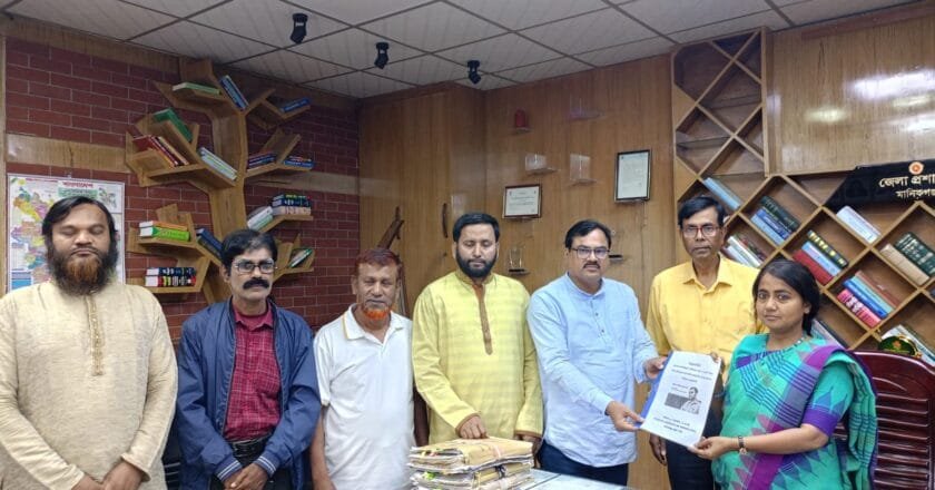 বাজার তদারকিমূলক অভিযানে বাঁধা প্রতিরোধে মানিকগঞ্জ ক্যাবের স্মারকলিপি