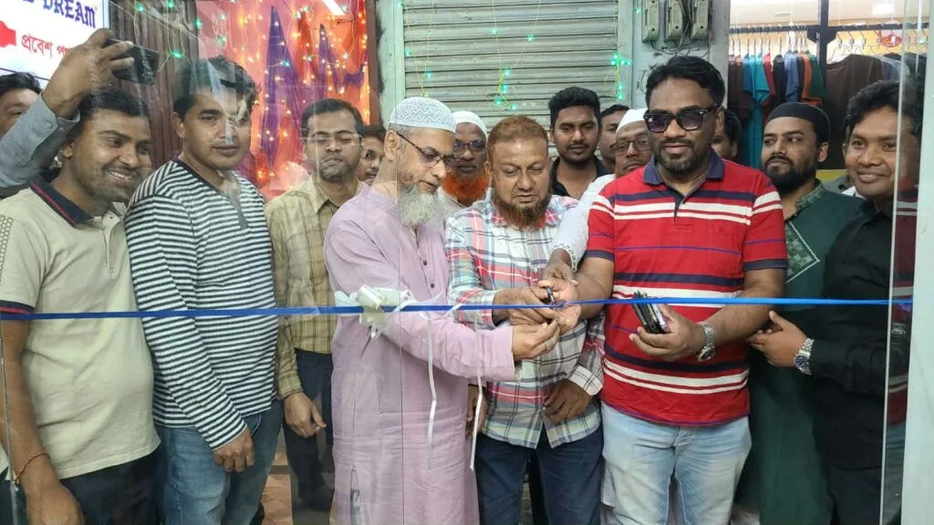 বেলকুচিতে ‘রিও ক্লোথিং’ শো-রুমের শুভ উদ্বোধন