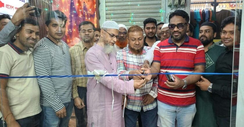 বেলকুচিতে ‘রিও ক্লোথিং’ শো-রুমের শুভ উদ্বোধন