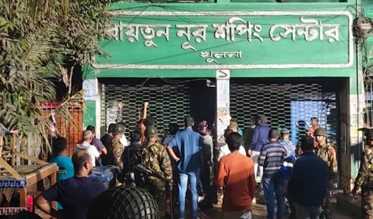 খুলনার নিউমার্কেটের পাশে বায়তুন নূর শপিং সেন্টারে আগুন; দুই ঘণ্টা পর নিয়ন্ত্রণে