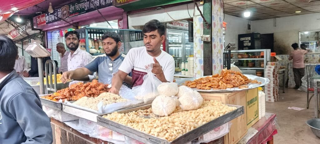 সলঙ্গায় জমজমাট ইফতারি বাজার