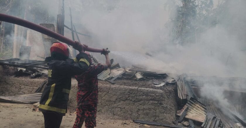 মির্জাগঞ্জে আগুনে ভস্মীভূত তিনটি বসতঘর