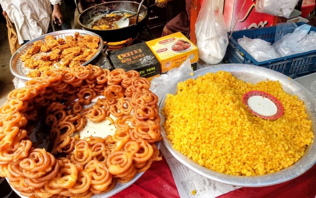 ঐতিহ্য আর স্বাদের মেলবন্ধনে বেলকুচিতে জমে উঠেছে ইফতার বাজার