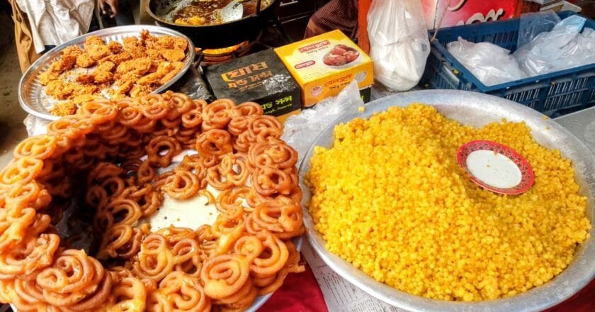 ঐতিহ্য আর স্বাদের মেলবন্ধনে বেলকুচিতে জমে উঠেছে ইফতার বাজার