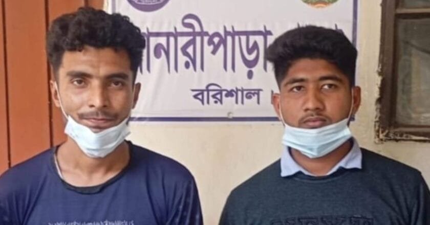 বানারীপাড়ায় সরকারী ব্রিজের মালামাল পাচারকালে ছাত্রদল নেতাসহ আটক ২