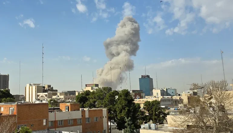 ইরানে আমেরিকা ও ইসরায়েলের যৌথ সামরিক হামলা: তেহরানসহ দেশজুড়ে ভয়াবহ বিস্ফোরণ