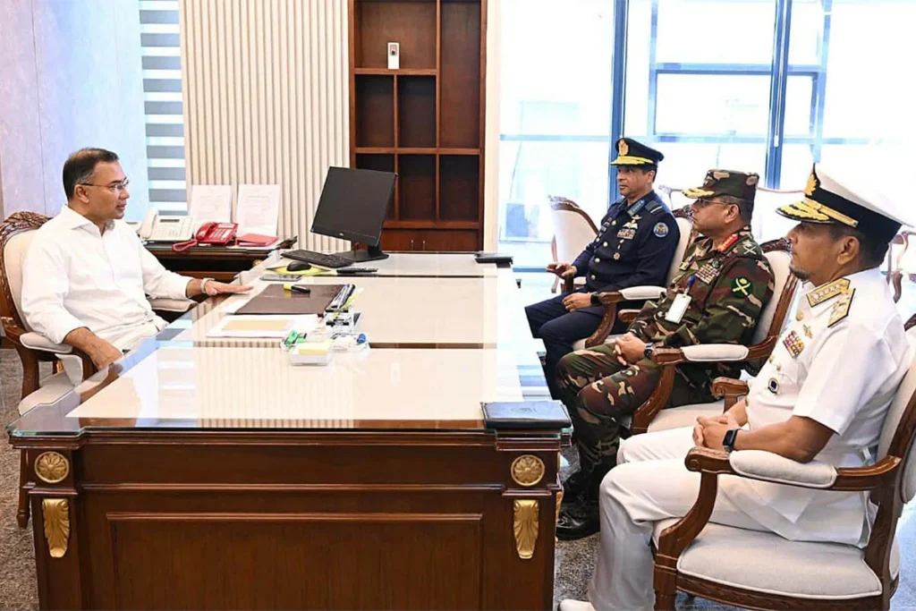 প্রধানমন্ত্রীর সঙ্গে তিন বাহিনী প্রধানের সৌজন্য সাক্ষাৎ