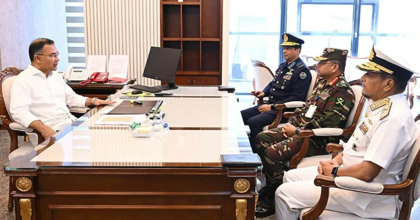 প্রধানমন্ত্রীর সঙ্গে তিন বাহিনী প্রধানের সৌজন্য সাক্ষাৎ