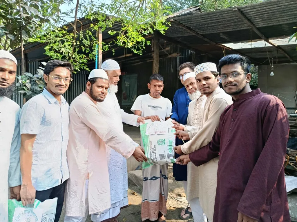 বেলকুচিতে মুকুন্দগাঁতী উত্তর পাড়া মানবকল্যাণ সংস্থার ঈদ সামগ্রী বিতরণ