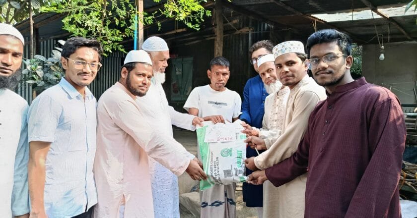 বেলকুচিতে মুকুন্দগাঁতী উত্তর পাড়া মানবকল্যাণ সংস্থার ঈদ সামগ্রী বিতরণ