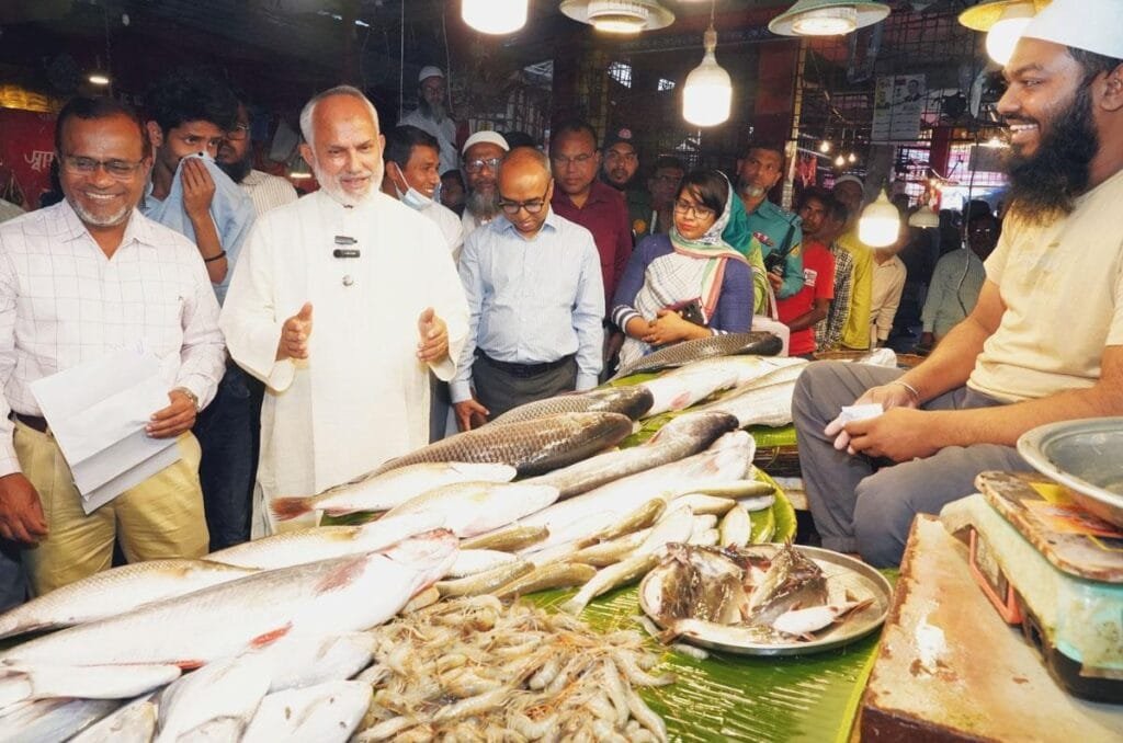 খুলনায় বাজারে নিত্যপণ্যের দাম পর্যবেক্ষণে কেসিসি প্রশাসক