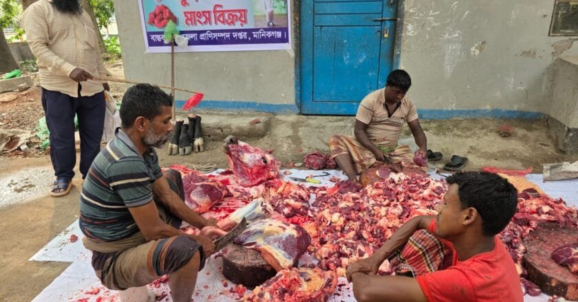 মানিকগঞ্জে শুলভ মূল্যে দুধ, ডিম ও গরুর মাংস বিক্রি