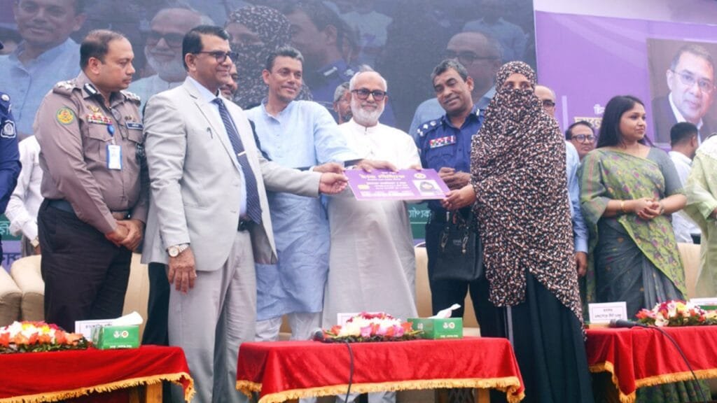 খুলনায় ফ্যামিলি কার্ড বিতরণ কার্যক্রমের আনুষ্ঠানিক উদ্বোধন