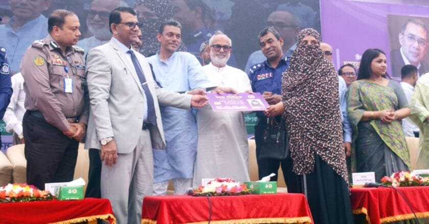 খুলনায় ফ্যামিলি কার্ড বিতরণ কার্যক্রমের আনুষ্ঠানিক উদ্বোধন