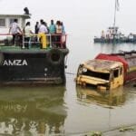 পদ্মায় তলিয়ে যাওয়া তেলবাহী লরি উদ্ধার