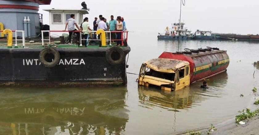 পদ্মায় তলিয়ে যাওয়া তেলবাহী লরি উদ্ধার