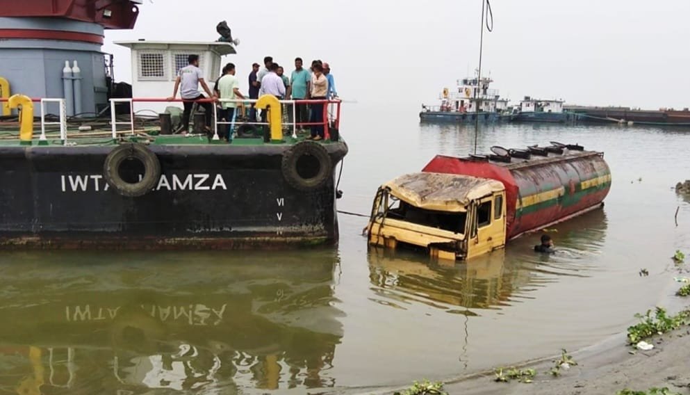 পদ্মায় তলিয়ে যাওয়া তেলবাহী লরি উদ্ধার