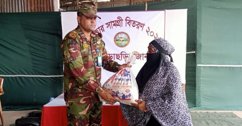 পানছড়িতে সেনাবাহিনীর ইফতার সামগ্রী বিতরণ