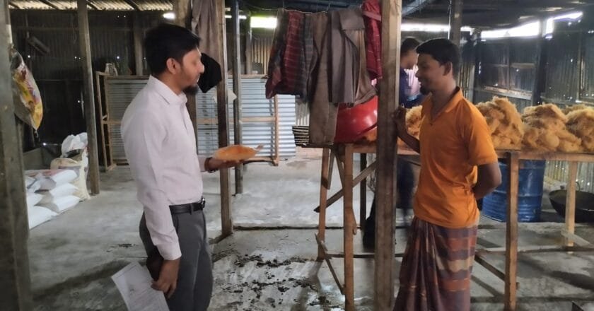 ঈদকে সামনে রেখে ফুলবাড়ীতে নিষিদ্ধ কেমিক্যাল ও অস্বাস্থ্যকর পরিবেশে সেমাই উৎপাদন, ভ্রাম্যমাণ আদালতের অভিযান