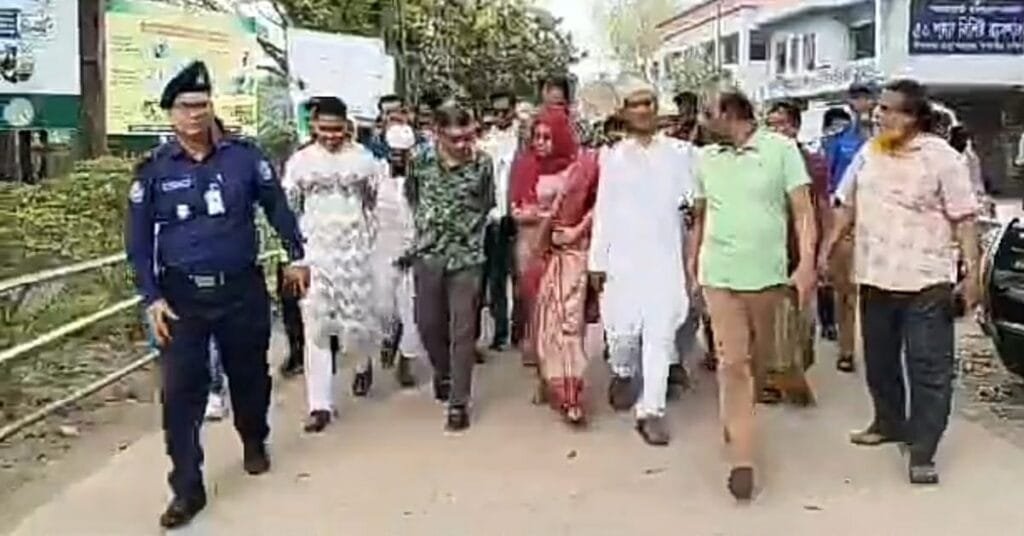 সিংগাইরে চিকিৎসকদের অনুপস্থিতি ও নোংরা পরিবেশ দেখে স্বাস্থ্য মন্ত্রীর ক্ষোভ