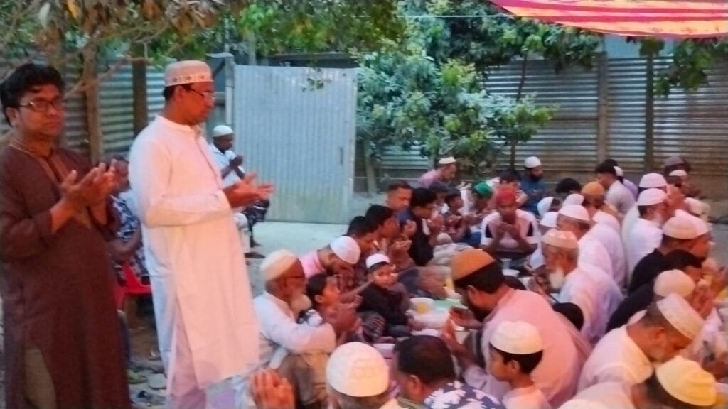 বেলকুচিতে ইউপি সদস্য নুরুল ইসলাম তুহিনের বাসায় ইফতার মাহফিল অনুষ্ঠিত