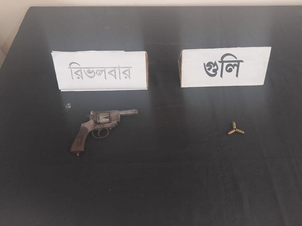 রাজশাহীর শাহমখদুমে অভিযান: পরিত্যক্ত বিদেশি রিভলভার ও তিন রাউন্ড গুলি উদ্ধার