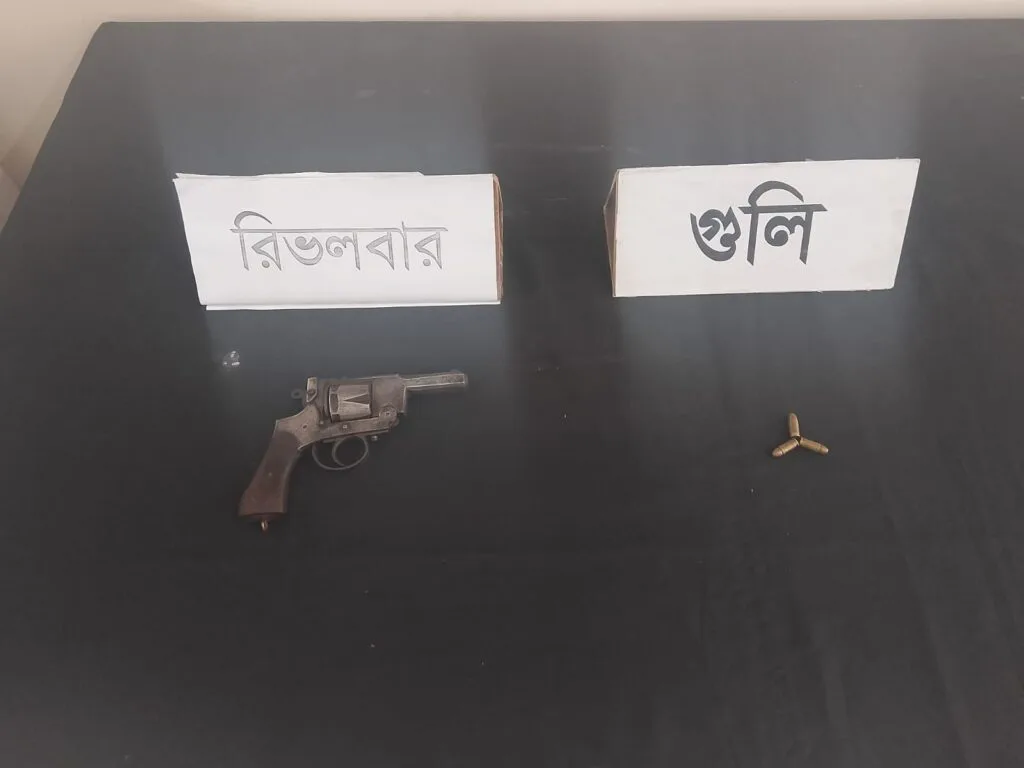 রাজশাহীর শাহমখদুমে অভিযান: পরিত্যক্ত বিদেশি রিভলভার ও তিন রাউন্ড গুলি উদ্ধার