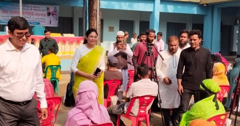 ফেসবুকের মাধ্যমে ৩৫০ পরিবারে হাসির ঝিলিক: বেলকুচিতে মামুন বিশ্বাসের ঈদ উপহার