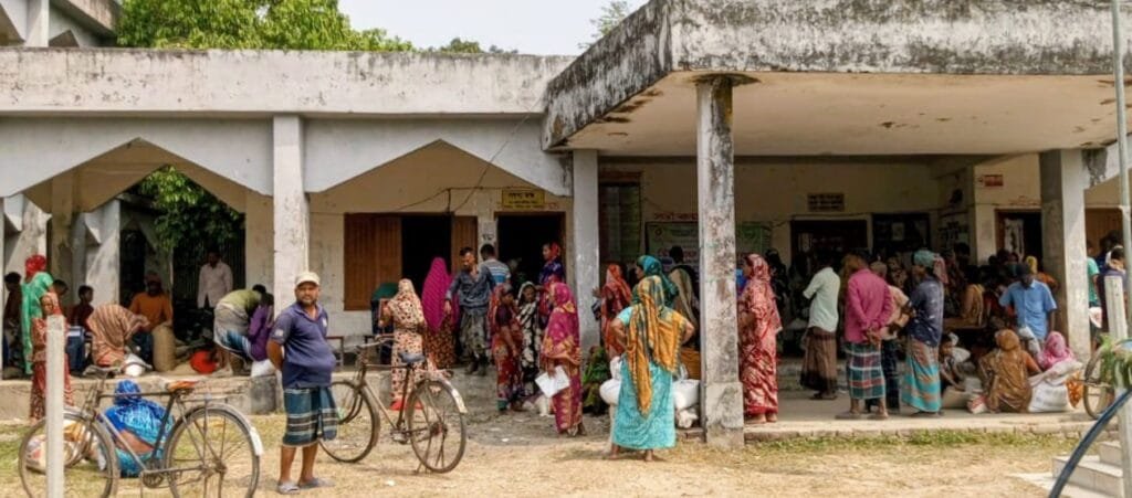 সাটুরিয়ায় ভিজিএফ চাল বিতরণে অনিয়ম, তথ্য সংগ্রহে সাংবাদিকদের বিএনপি নেতার বাধা