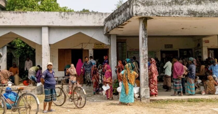 সাটুরিয়ায় ভিজিএফ চাল বিতরণে অনিয়ম, তথ্য সংগ্রহে সাংবাদিকদের বিএনপি নেতার বাধা