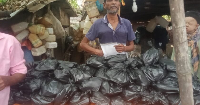 প্রতিবন্ধী সুরমা সমাজ উন্নয়ন সংস্থার উদ্যোগে ঈদ সামগ্রী বিতরণ