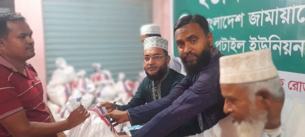 মানিকগঞ্জে দরিদ্রদের মাঝে জামায়াতের চাল ডাল তেল সেমাই চিনি বিতরণ