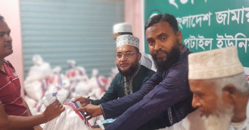 মানিকগঞ্জে দরিদ্রদের মাঝে জামায়াতের চাল ডাল তেল সেমাই চিনি বিতরণ