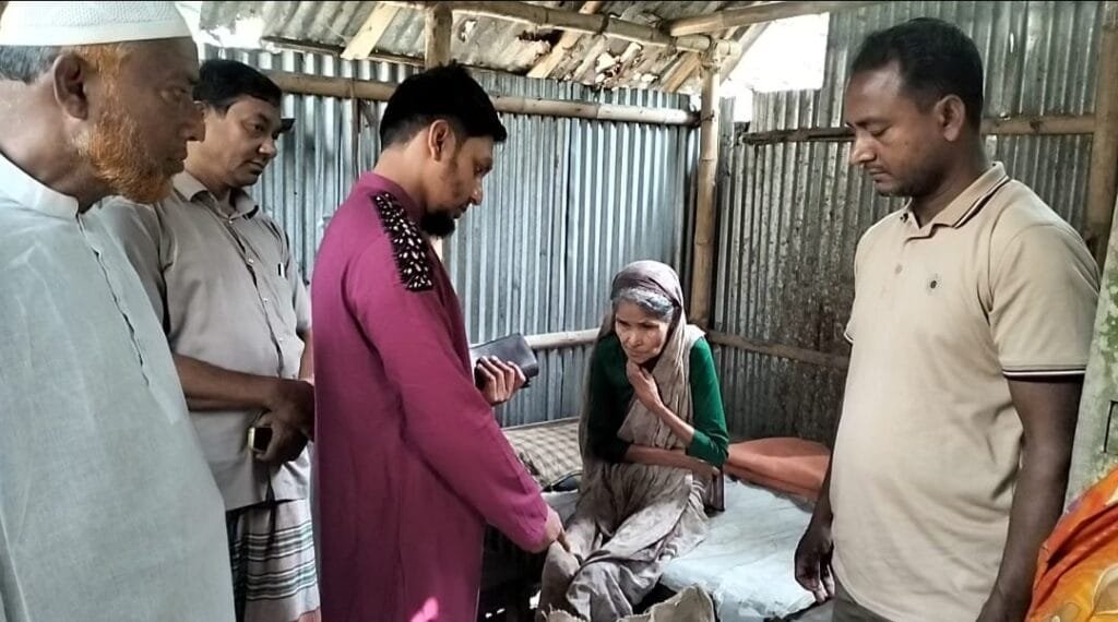 ছেলে হারিয়ে অসহায় বৃদ্ধা, পাশে পুত্রবধূ—শেষমেশ সহায়তায় এগিয়ে এলো উপজেলা প্রশাসন