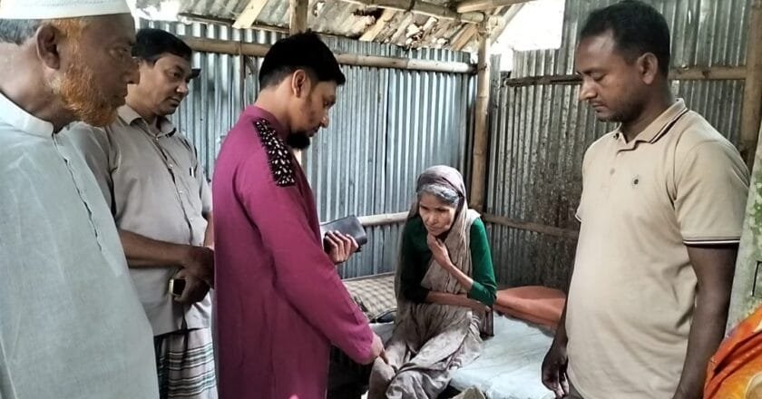 ছেলে হারিয়ে অসহায় বৃদ্ধা, পাশে পুত্রবধূ—শেষমেশ সহায়তায় এগিয়ে এলো উপজেলা প্রশাসন