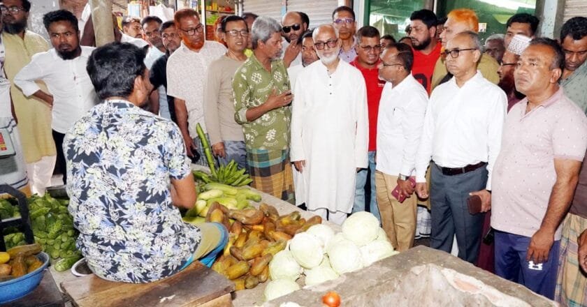 নগরীর বিভিন্ন বাজার পরিদর্শন করেছেন কেসিসি প্রশাসক নজরুল ইসলাম মঞ্জু