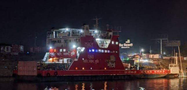 ঝড়ো বাতাসে ফেরি চলাচল বন্ধ, ঘাটে আটকা হাজারো যাত্রী