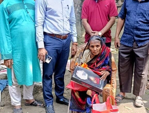 আলোকিত দৈনিকে সংবাদ প্রকাশের পর রহিমা’র ঘরে ঈদের বাজার পৌঁছে দিল “প্রিয় সলঙ্গার গল্প” ফেসবুক গ্রুপ