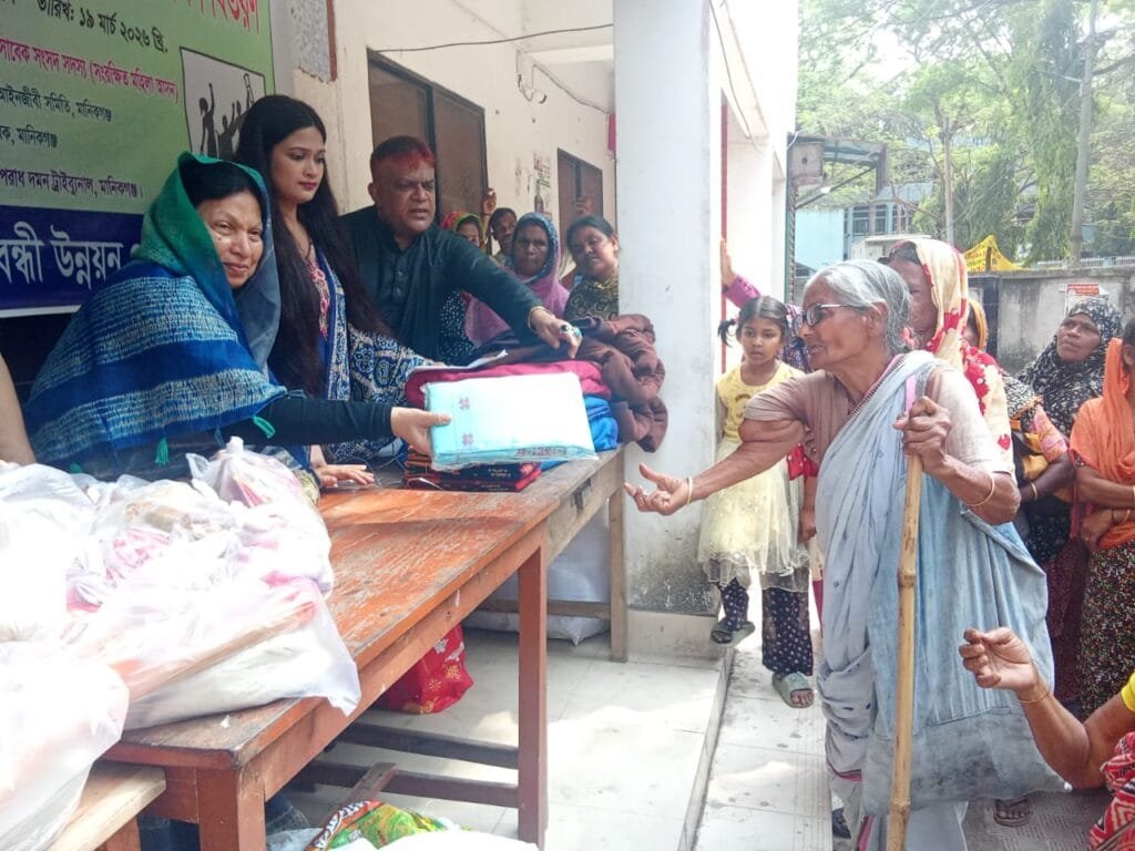 মানিকগঞ্জে দেড়শ অসহায় ও প্রতিবন্ধীদের মাঝে ঈদ উপহার বিতরণ