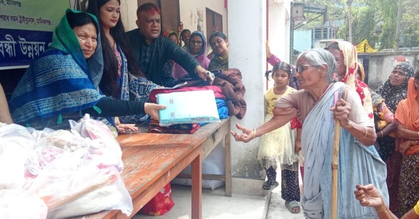 মানিকগঞ্জে দেড়শ অসহায় ও প্রতিবন্ধীদের মাঝে ঈদ উপহার বিতরণ