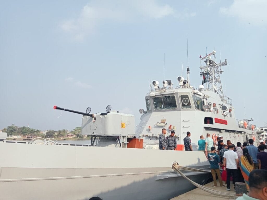 খুলনায় স্বাধীনতা ও জাতীয় দিবসে নৌঅঞ্চলে বর্ণাঢ্য আয়োজন, যুদ্ধজাহাজে দর্শনার্থীর ঢল