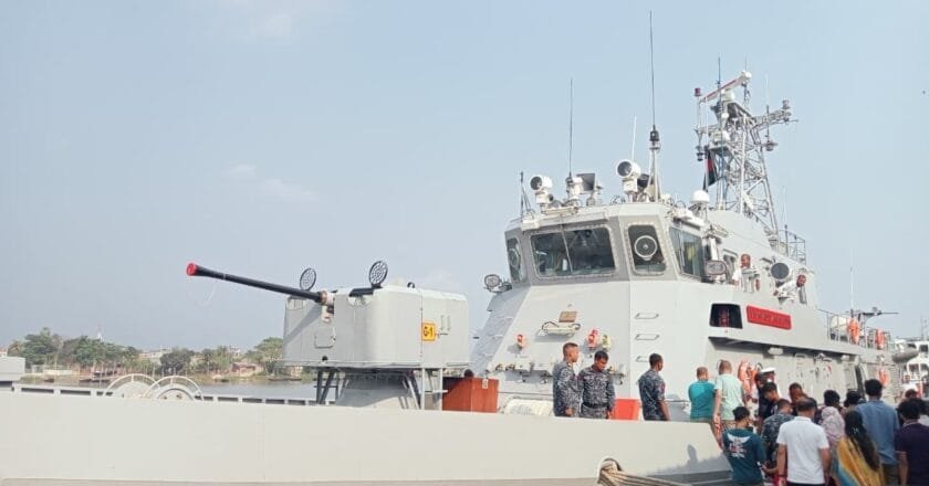 খুলনায় স্বাধীনতা ও জাতীয় দিবসে নৌঅঞ্চলে বর্ণাঢ্য আয়োজন, যুদ্ধজাহাজে দর্শনার্থীর ঢল