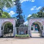 ইবির প্রবেশমুখে বেহাল সড়ক ও পতাকার বিবর্ণ রঙ দেখে অভিভাবকদের হতাশা প্রকাশ