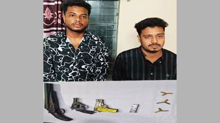 ফুলতলায় অস্ত্রসহ দুই যুবক আটক, পালিয়েছে দুইজন