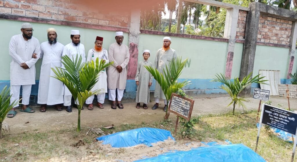 বাসাবোতে মরহুম হযরত আলীর কবর জিয়ারতে তাঁর ক'জন রাজনৈতিক সহযোদ্ধা