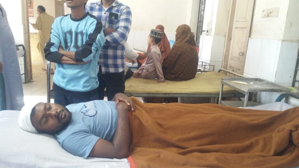 নাগেশ্বরীতে মাদকসেবিদের আঘাতে যুবক গুরুতর আহত হয়ে হাসপাতালে ভর্তি