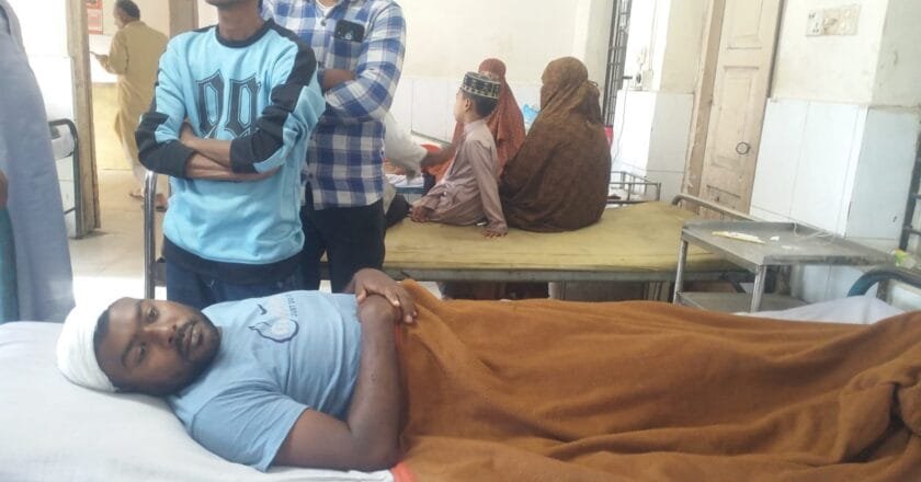 নাগেশ্বরীতে মাদকসেবিদের আঘাতে যুবক গুরুতর আহত হয়ে হাসপাতালে ভর্তি